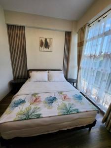 长滩岛Aloha Ocean Garden Villas Boracay的一间卧室配有一张带花卉床罩的床