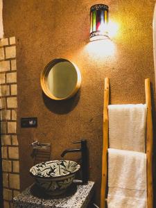 阿加迪尔Panorama Guesthouse的浴室设有水槽和墙上的镜子