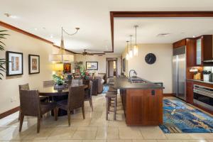 卡波雷Ko Olina Beach Villas O1404的厨房以及带桌椅的起居室。