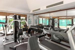 卡塔海滩Scenic Seaview Villa Sea Dream for 9, Tennis Court, 5min walk to Kata Noi Beach的健身房设有一排跑步机和镜子