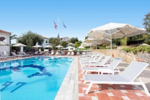 古维亚Marietta's Resort by Konnect, Gouvia Corfu的一个带白色躺椅和遮阳伞的游泳池