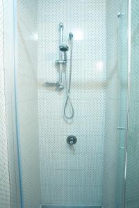 那不勒斯Serra Di Cassano Apartment的浴室里设有玻璃门淋浴