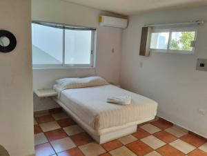 科苏梅尔Hotel Dos Mundos, Isla Cozumel的一间小卧室,配有床和窗户