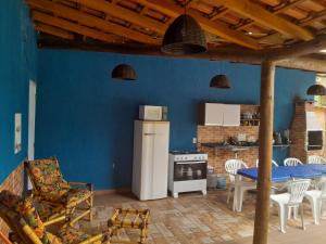 博拉塞亚Pousada Chalé Boracéia的蓝色的厨房配有桌子和冰箱