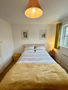 RoffeyKB21 Attractive 2 Bed House, pets/long stays with easy links to London, Brighton and Gatwick的一间卧室,卧室内配有一张大床