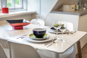 凯图姆Auszeit im Takerhof的一张桌子,上面有两杯酒杯和盘子