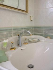 默兹河畔凡尔登Chambres D'Hôtes Des 3 Rois的浴室内设有一个白色水槽和水龙头