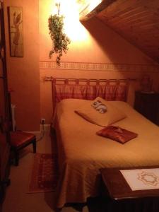 默兹河畔凡尔登Chambres D'Hôtes Des 3 Rois的一间卧室,床上有泰迪熊