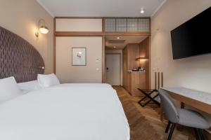 卢布尔雅那Grand Hotel Union Eurostars的配有一张床和一张书桌的酒店客房