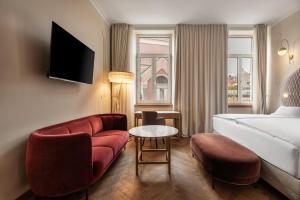 卢布尔雅那Grand Hotel Union Eurostars的酒店客房配有床、沙发和椅子