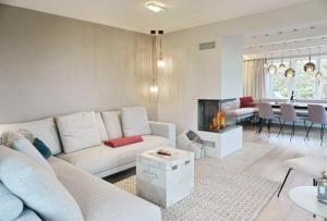 赫尔努姆Smuk Hus的客厅配有白色沙发和壁炉