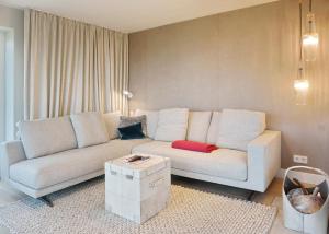赫尔努姆Smuk Hus的客厅配有白色的沙发和桌子