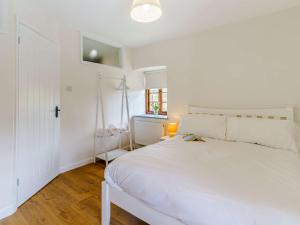 Nantyglo1 bed property in Nantyglo 82705的白色的卧室设有白色的床和窗户。