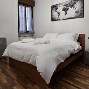 奥尔贾泰奥洛纳Casa Moderna Olgiate的一间卧室配有一张带白色床单的大床