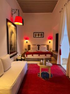 马拉喀什RIAD ENNAFOURA BOUTIQUE HOTEL的一间卧室配有一张床和红色地毯