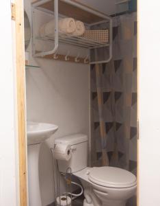 拉利伯塔德Sunset View - Mini Loft的一间带卫生间和水槽的小浴室