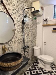 木州县Thênh Thang Home & Cafe的带浴缸、卫生间和镜子的浴室