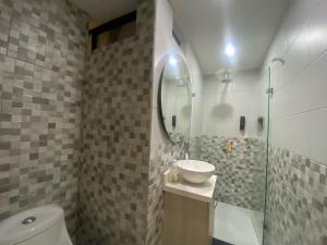 麦德林Maidy Luxury的一间带水槽、卫生间和镜子的浴室