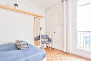 巴黎BEL APPARTEMENT PARISIEN PARC MONTSOURIS的一间卧室配有蓝色的床和蓝色椅子