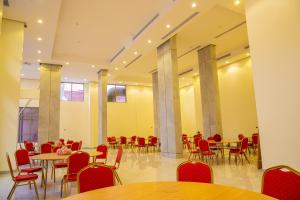 吉达فازا سويت تشغيل مؤسسه سويت لتشغيل الفنادق的一间带桌椅和红色椅子的餐厅