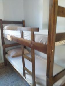 戈亚尼亚BIMBA HOSTEL - UNIDADE 03 - GOIÂNIA - GO的客房内的两张双层床