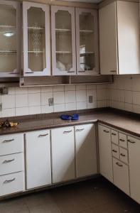 戈亚尼亚BIMBA HOSTEL - UNIDADE 03 - GOIÂNIA - GO的厨房配有白色橱柜和白色台面