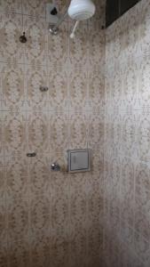 戈亚尼亚BIMBA HOSTEL - UNIDADE 03 - GOIÂNIA - GO的一间天花板墙上的电视浴室