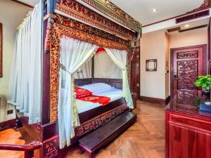 成都汉室酒店(成都锦里武侯祠店)的一间华丽的卧室,卧室内配有一张床