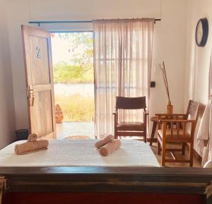 DivunduKuvira River Camp的一间卧室配有一张床,上面有两条毛巾