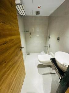 孟买HOTEL AMBER PARAMOUNT的浴室设有2个卫生间和水槽