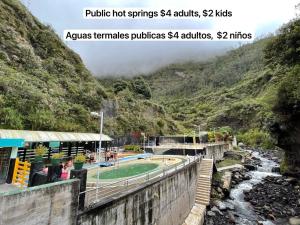 巴尼奥斯Mountain Chalet - Tungurahua Hot Springs/Aguas Termales的山中河流上的桥梁