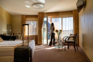 索非亚欧洲酒店的站在酒店房间,望向窗外的女人