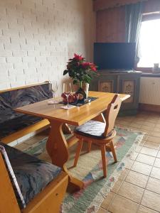 SchöfwegUriges Apartment + Schönblick + mitten im Bayerischen Wald + WLAN kostenfrei的一张木桌和椅子