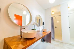 圣胡安Juliette Hostel Digital Nomad Women Only的一间带两个盥洗盆和大镜子的浴室