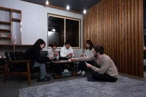 汤泽町ロッヂモントゼー的一群人在房间里玩电子游戏