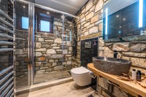 莫雷逊Mple Feggari的石质浴室设有水槽和淋浴。