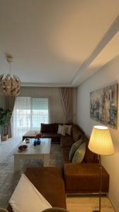 Sidi DaoudSchöne, ruhige neuwertige 127qm Ferienwohnung的客厅配有沙发和桌子