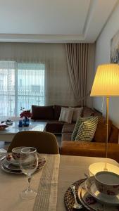 Sidi DaoudSchöne, ruhige neuwertige 127qm Ferienwohnung的客厅配有桌子和沙发