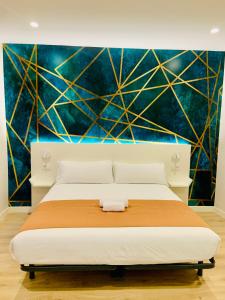 马德里阿巴迪亚马德里旅馆的一间卧室配有一张壁画床