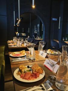 扎拉赛Brut Wine Hotel的餐桌,带餐盘和酒杯