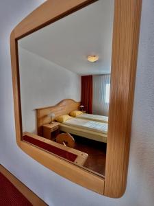 圣贝纳迪诺圣贝纳迪诺公寓式酒店的镜子中卧室的反射,镜子中的床