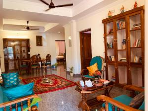瓦尔卡拉Surendram Villa的客厅配有蓝色的椅子和桌子