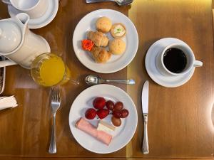 格拉玛多贝拉塔拉旅馆的餐桌,带两盘食物和一杯咖啡的桌子
