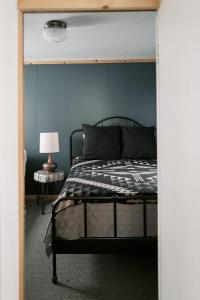 大熊湖2402 - Oak Knoll #3 cabin的一间卧室配有一张蓝色墙壁的床
