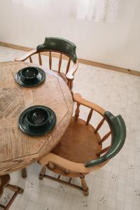 大熊湖2402 - Oak Knoll #3 cabin的一张木桌和一把带两个盘子的椅子