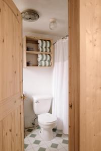 大熊湖2402 - Oak Knoll #3 cabin的一间位于客房内的白色卫生间的浴室
