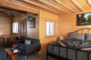 大熊湖2401 - Oak Knoll Studio with Jacuzzi #2 cabin的一间卧室,卧室内配有一张床和一把椅子