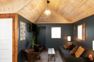 大熊湖2400-Oak Knoll Lodge cabin的带沙发和木制天花板的客厅
