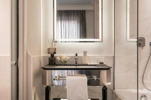 罗马纳沃纳宫酒店的一间带水槽和镜子的浴室