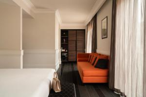 罗马纳沃纳宫酒店的一间卧室配有一张床和一张沙发